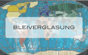 Detailaufnahme einer bunten Bleiverglasung mit Weltkartenmotiv