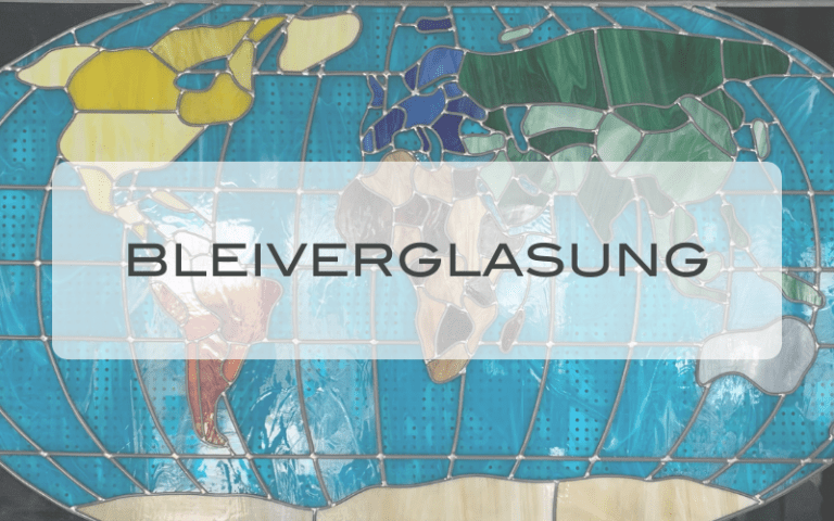 Detailaufnahme einer bunten Bleiverglasung mit Weltkartenmotiv
