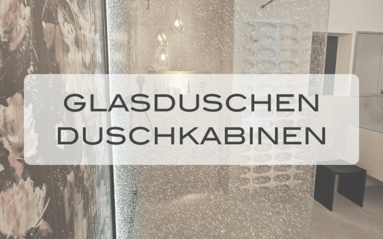 Moderne, rahmenlose Glasdusche mit schwarzem Beschlag