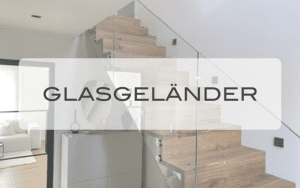 Transparentes Glasgeländer entlang einer modernen Holztreppe