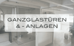 Tür aus Glas in einem offenen Raumkonzept