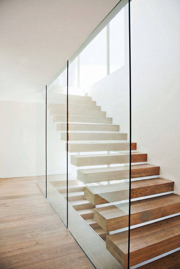 Modernes Glasgeländer an Holztreppe – Glaserei Rohrig Neusäß bei Augsburg