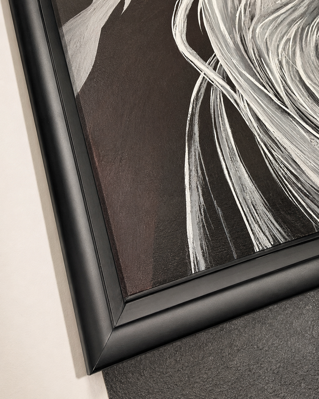 Detail einer Bildeinrahmung mit schwarzem Rahmen und gerahmtem Kunstwerk