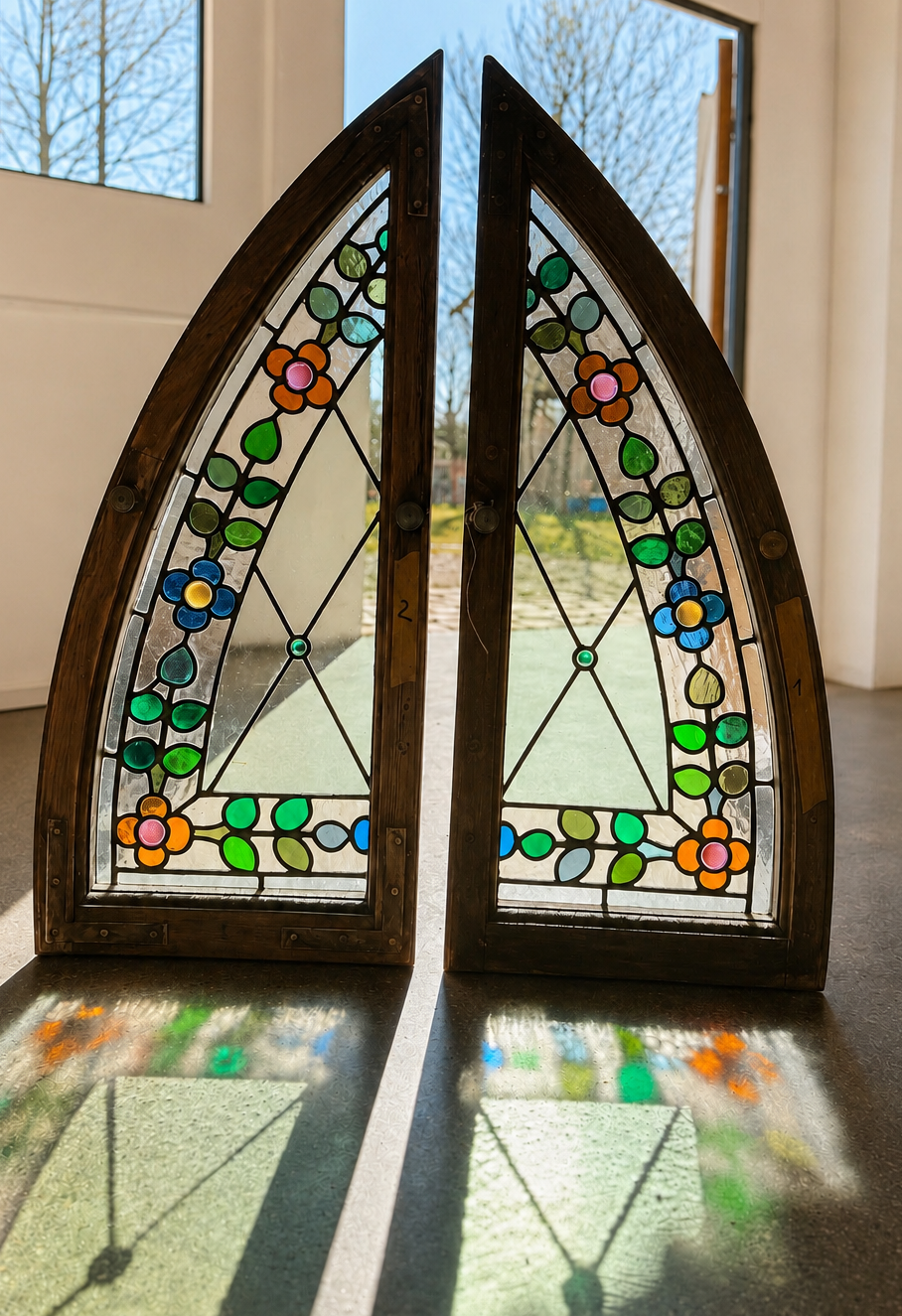 Bleiverglasung mit farbigem Blumenmotiv in zwei spitzbogenförmigen Holzrahmen