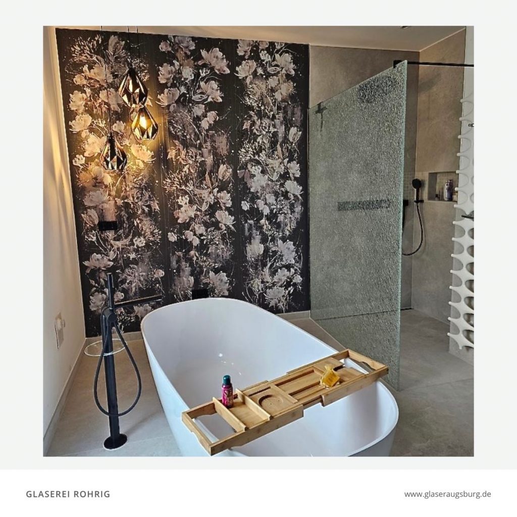 Blog-Cover mit moderner Glasdusche, freistehender Badewanne und dekorativer Wandgestaltung