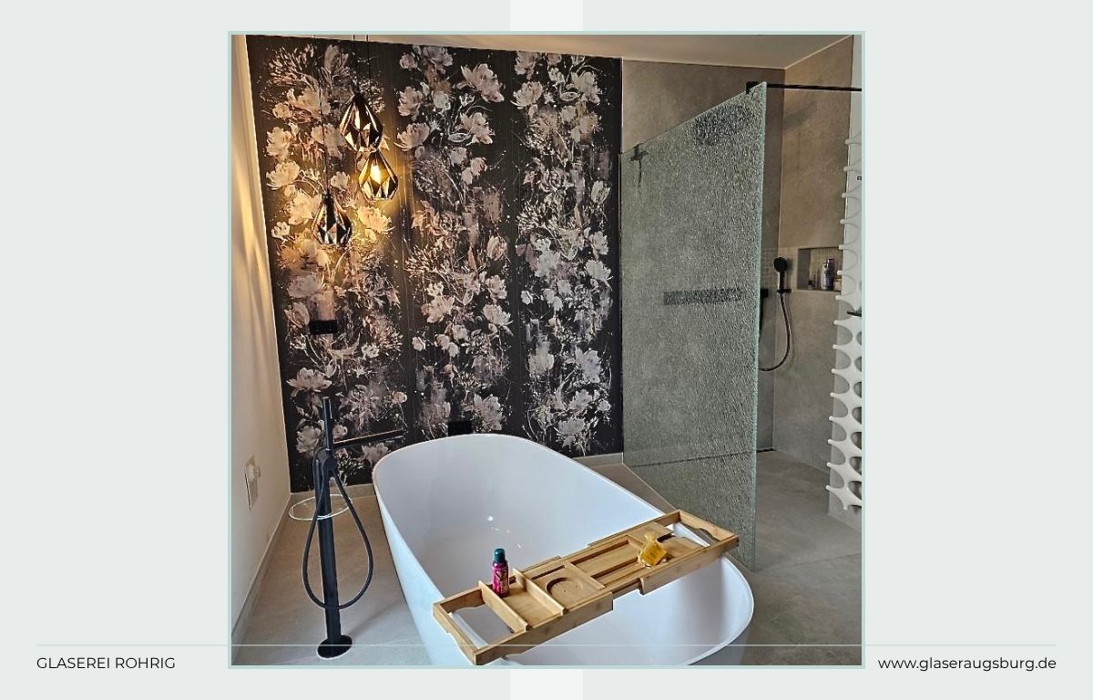 Blog-Cover mit moderner Glasdusche, freistehender Badewanne und dekorativer Wandgestaltung