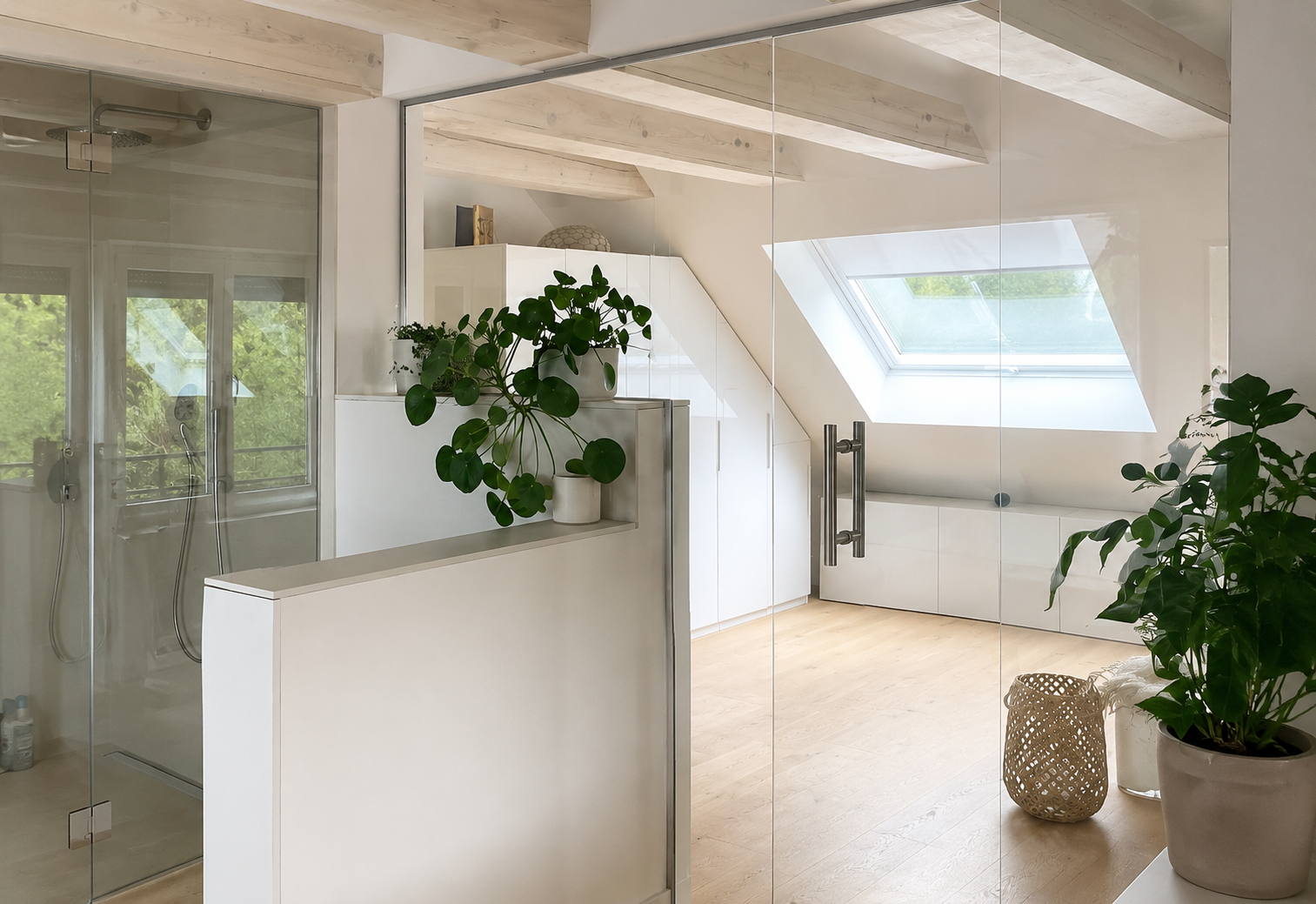 Ganzglastür und Glasanlage als transparente Raumtrennung in einem hellen Dachgeschoss
