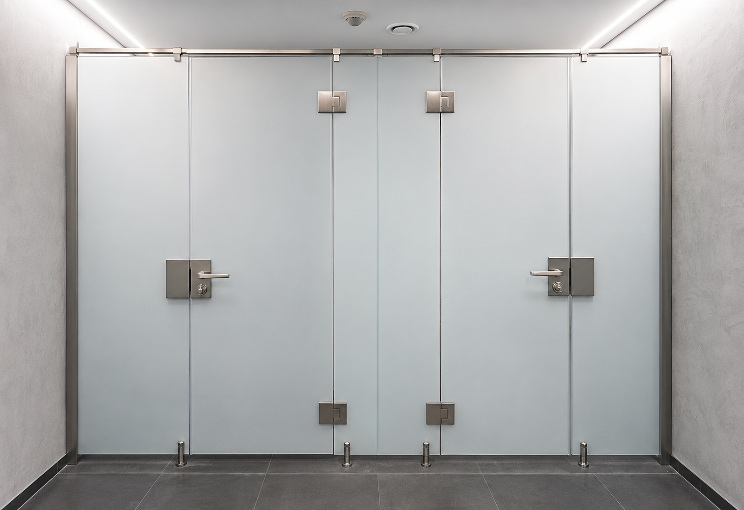 Satinierte Glastüren für eine Toilettenanlage in einem Hotel