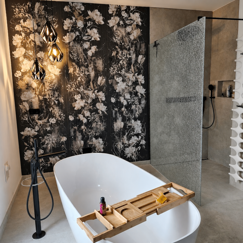 Moderne Glasdusche mit strukturierter Glasfläche, freistehender Badewanne und dunklen Armaturen