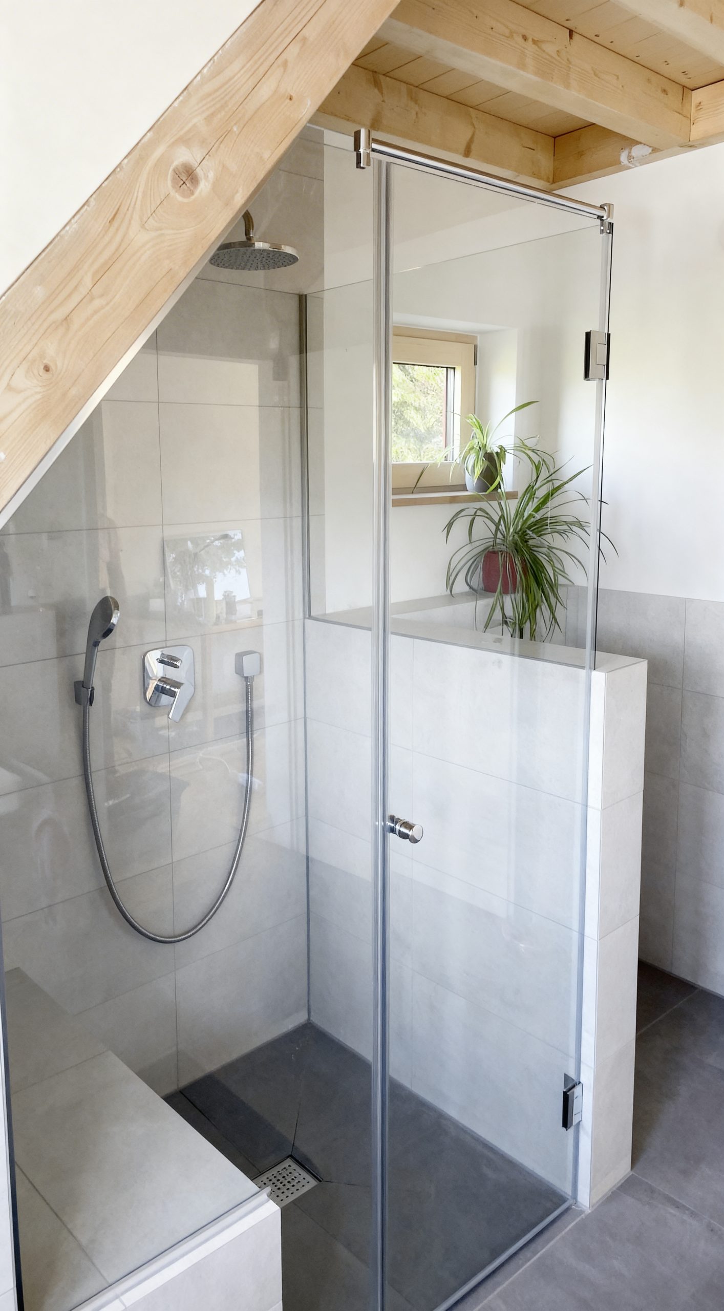 Glasdusche nach Maß unter Dachschräge mit klarer Glastür und Chrombeschlägen