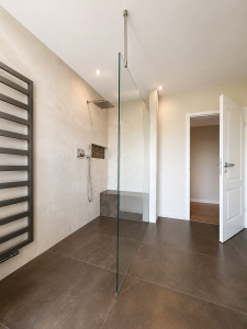 Walk-In-Glasdusche nach Maß in modernem Bad mit klarer Glaswand