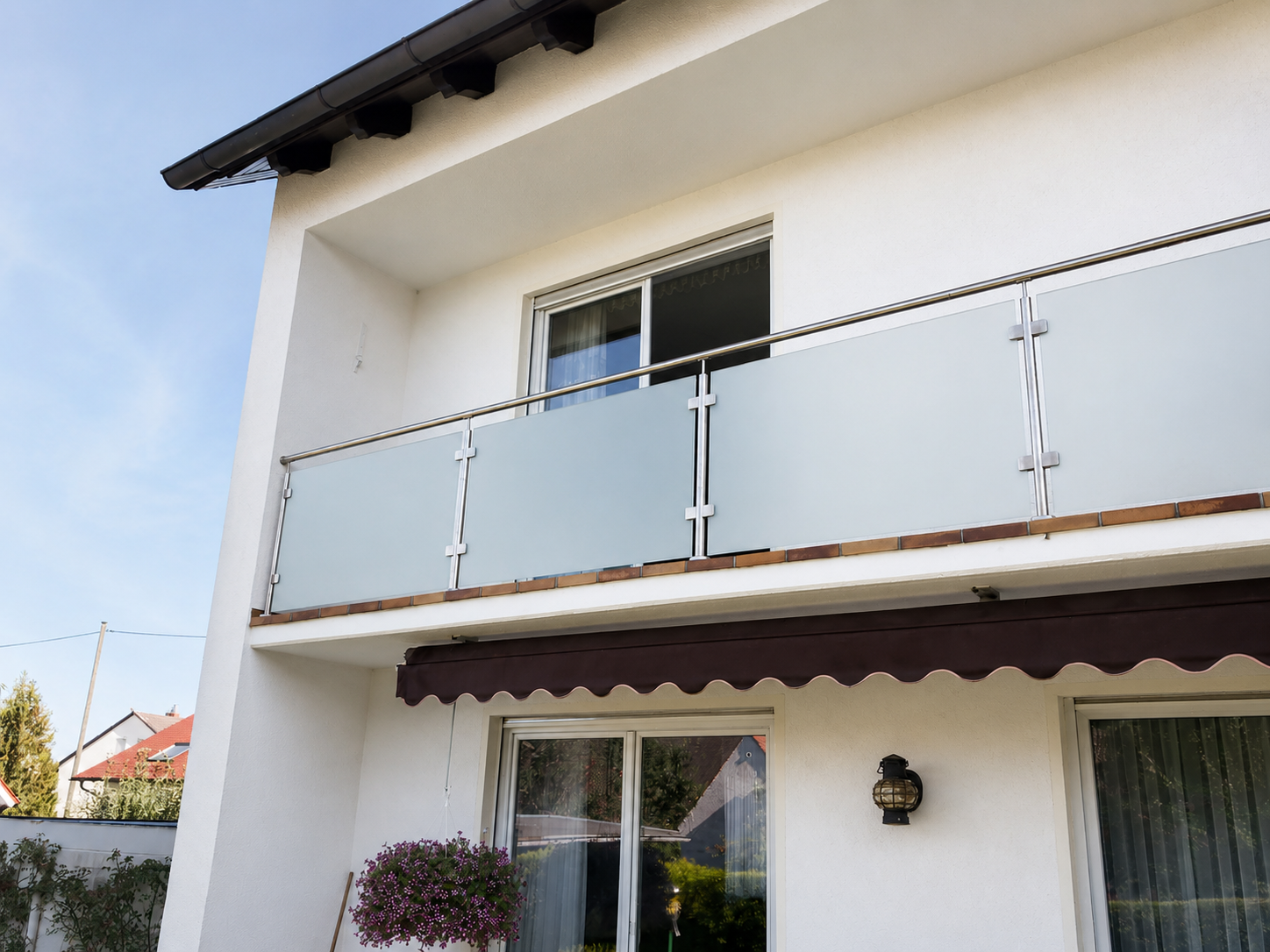 Glasgeländer am Balkon mit satinierten Glasfeldern und Edelstahl-Handlauf
