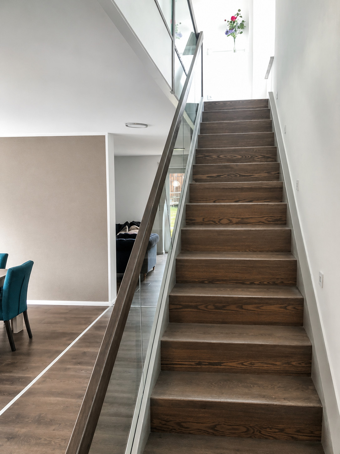 Glasgeländer an Holztreppe im Innenbereich mit transparenten Glasflächen