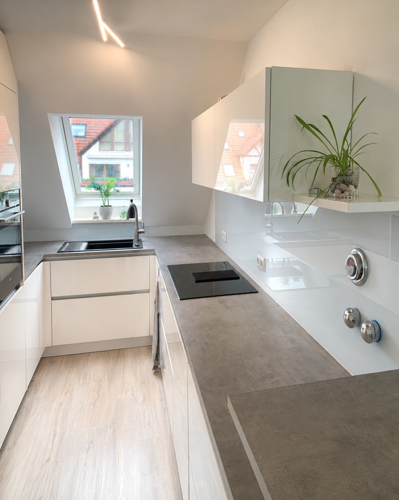Moderne Küche mit Glasrückwand als Beispiel für Glas im Innenbereich