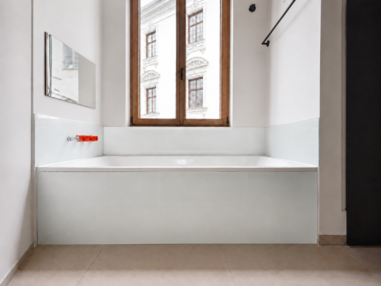 Glasrückwand nach Maß im Badbereich rund um eine Badewanne