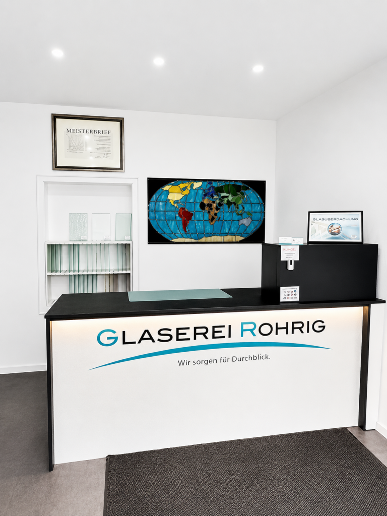 Empfangsbereich der Glaserei Rohrig mit Theke, Glasmustern und Meisterbrief