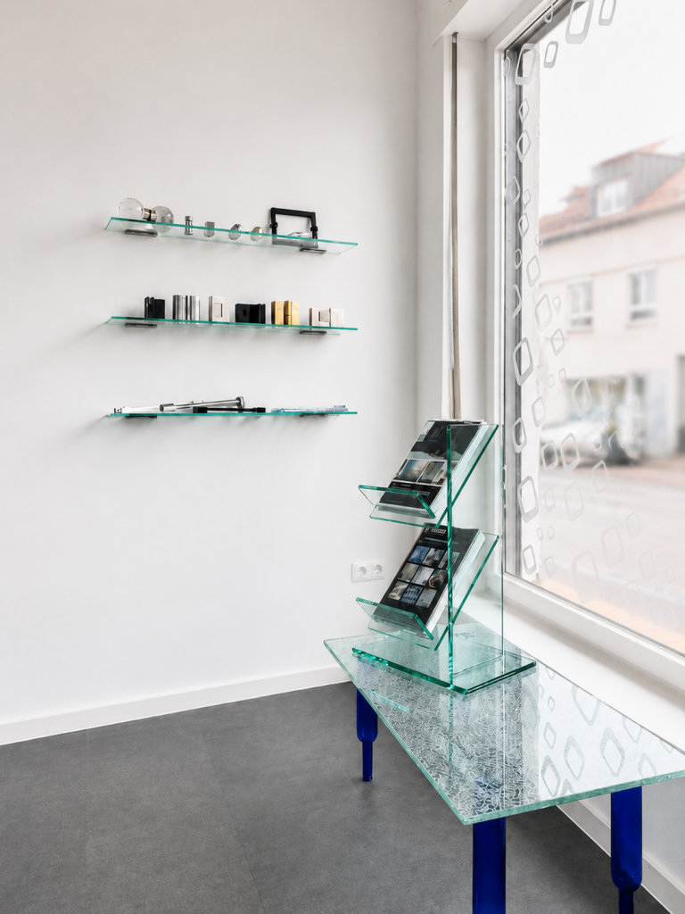 Showroom der Glaserei Rohrig mit Glasregalen, Glasmustern und Ausstellungsbereich