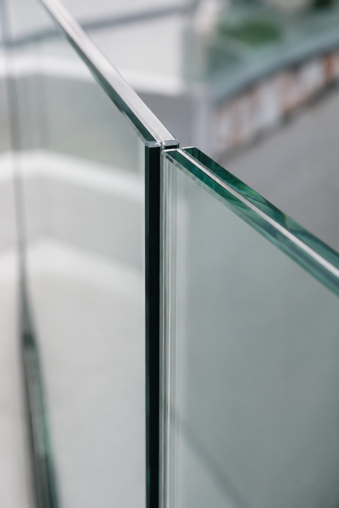 Detailaufnahme von VSG-Glas mit mehreren Glasschichten und klarer Glaskante