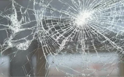 Kaputtes Fenster mit Glasbruch – Reparaturverglasung in Neusäß durch die Glaserei Rohrig